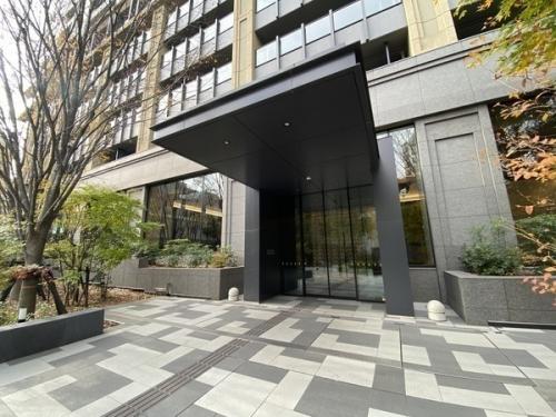 重厚感のあるエントランス