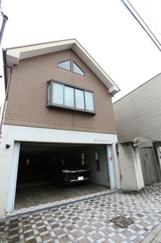 木・鉄筋コンクリート造の３階建。シャッター付きの車庫もあり、防犯面でも安心です。