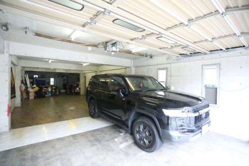 約８台駐車可能なシャッター付きの車庫です。雨、風も防げ、防犯面でも安心です。