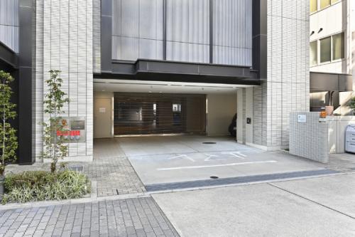 駐車場入り口にシャッターゲートあり