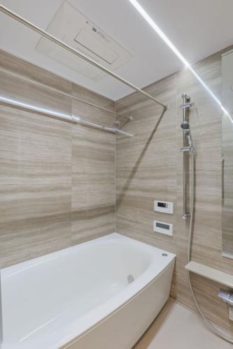 保温浴槽・フラッグストーンフロア・浴室暖房乾燥機設備あり