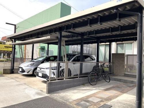 天候に左右されないカーライフが可能なカーポート。屋根には太陽発電パネルを設置。