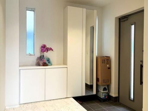 明るく、解放感ある大型の玄関ホール。（家具・調度品は販売対象には含まれません。）