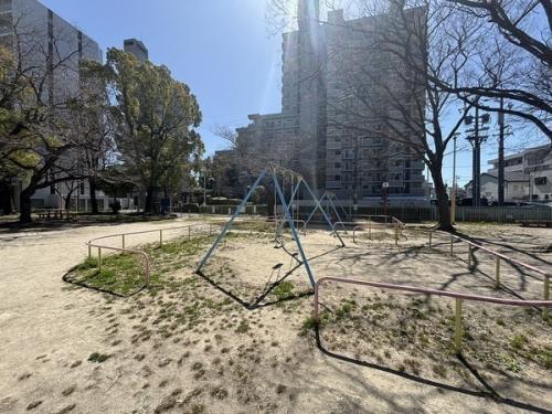 近隣の公園から現地北側を撮影