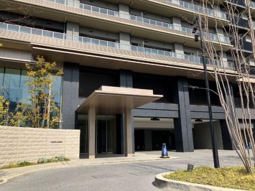 コーチエントランス(車寄せ)、大型キャノピー(大庇)