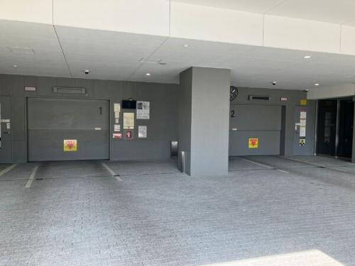 タワーパーキングの様子　(一部平面駐車場、電気自動車対応)