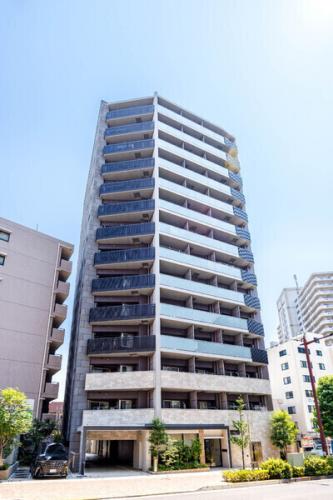 アルミ・ガラス・タイルが調和した重厚なデザインの外観