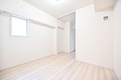 白を基調とした明るく清潔感のあるリビングダイニングです。