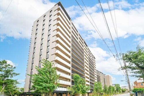 ベージュを基調に濃淡を使い分けタイルが使用されたマンション外観