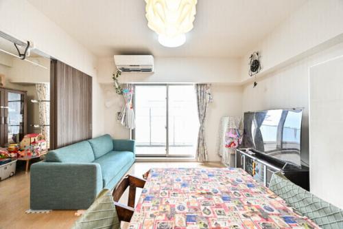 南西向きのバルコニーに面しており、明るいリビングダイニングです。