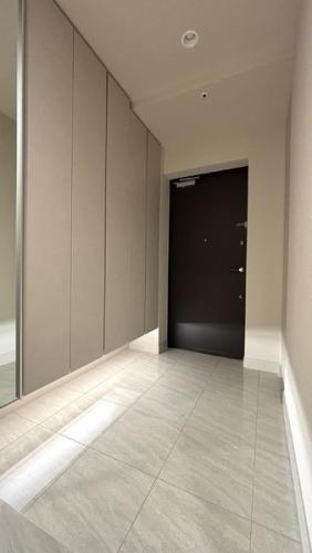 靴のみならず、ベビーカーやスポーツ用品の保管も可能な広々とした玄関です。