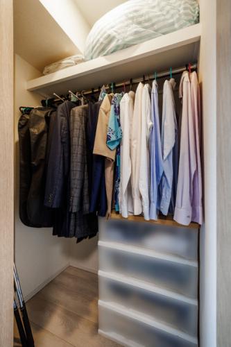 約5.2帖の洋室部分にございますウォークインクローゼット（約0.9帖）