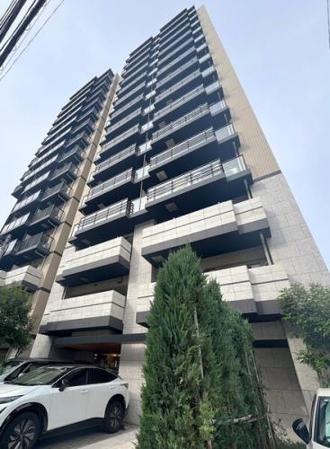 グローバル・エルシード分譲の15階建、総戸数32戸のマンションです。