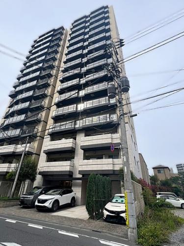シンメトリーなデザインが際立つ外観です。