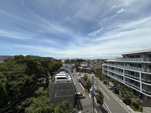 ４階部分の角部屋ですので眺望が抜けており開放感があります