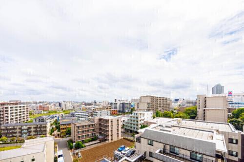 バルコニーからの眺望。9階部分、お部屋から開放感のある眺望が楽しめます。