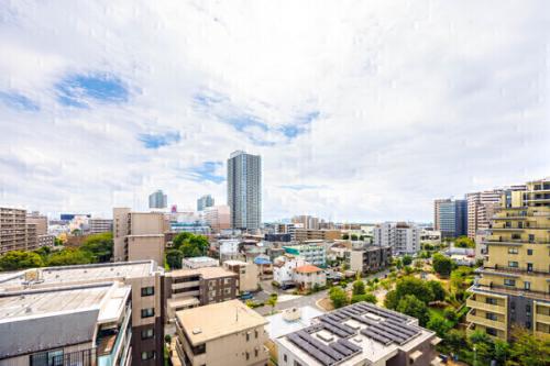 商業エリアから一本入った落ち着いた住宅エリアに存します。