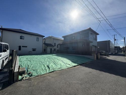 掲載写真のうち、対象地は右側半分の敷地（約60.96m2）です。