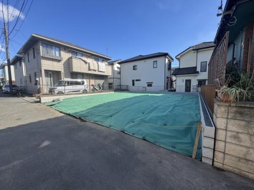 掲載写真のうち、対象地は右側半分の敷地（約60.96m2）です。