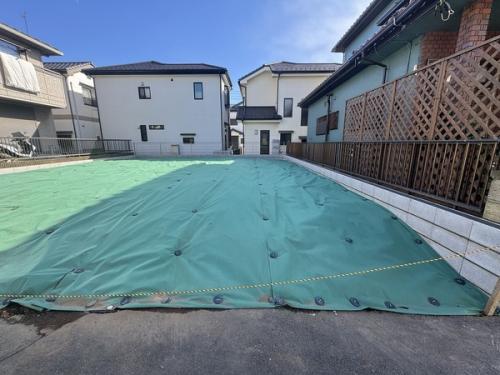 掲載写真のうち、対象地は右側半分の敷地（約60.96m2）です。