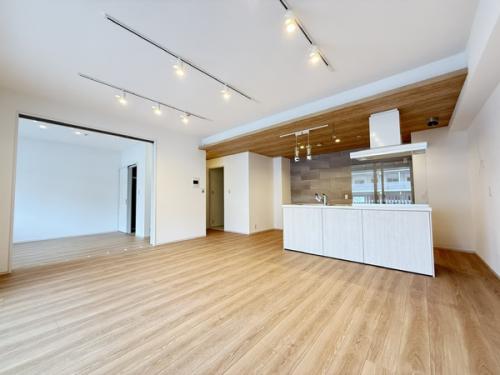 リビングダイニング約15帖、キッチン約5.2帖の広々としたLDK