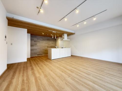 リビングダイニング約15帖、キッチン約5.2帖の広々としたLDK