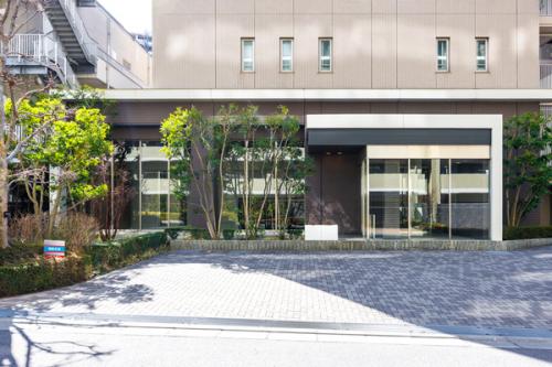 高級感ある植栽豊かなエントランス