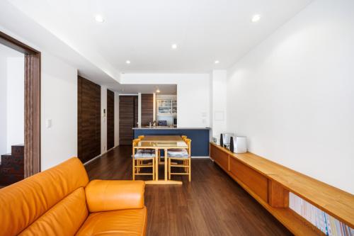 床・建具がブラウン系であることで室内全体が落ち着いた雰囲気となります。