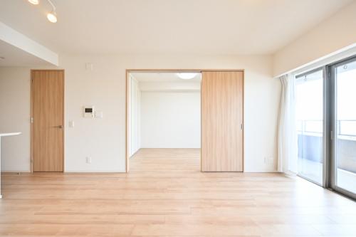 アウトフレーム工法により柱の出っ張りが無く天井の梁も綺麗です。