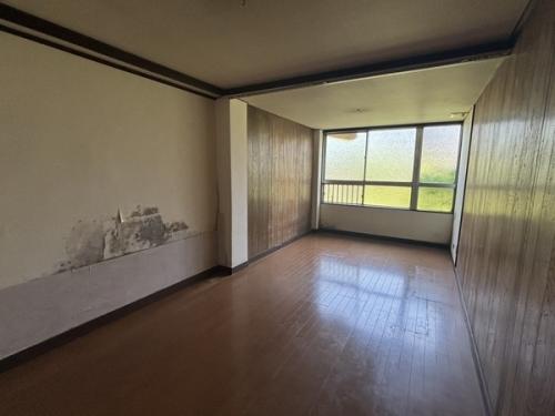 広々とした洋室約9.0帖。南東向きの明るい日差しがお部屋の中まで差し込みます。