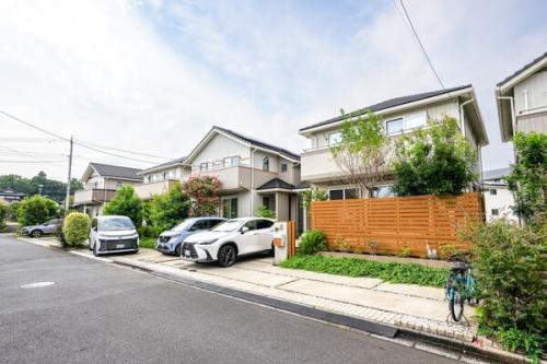 前面道路は幅員約6mあり、開放感のある街並みが広がります。