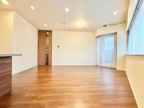 リビングダイニングには足元から体を暖められる床暖房がついています。