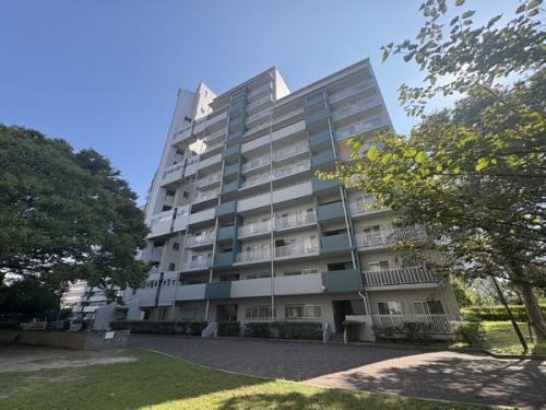 敷地内は公開空地を広く設け、緑豊かな住環境を実現しています。