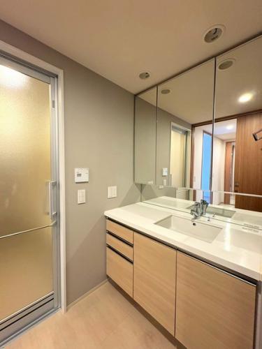 三面鏡付の洗面化粧台。