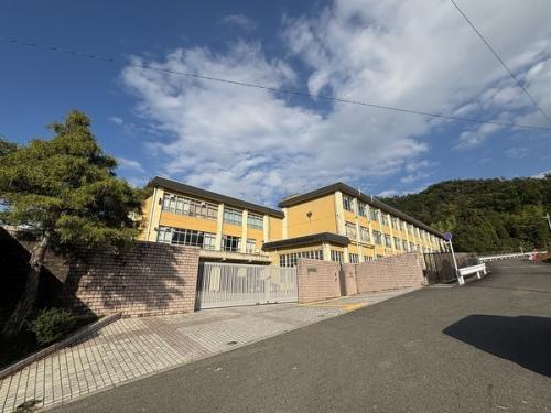 京都市立春日丘中学校／約130m