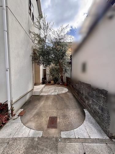 戸建て住宅につき、敷地内に駐車場1台分ございます。