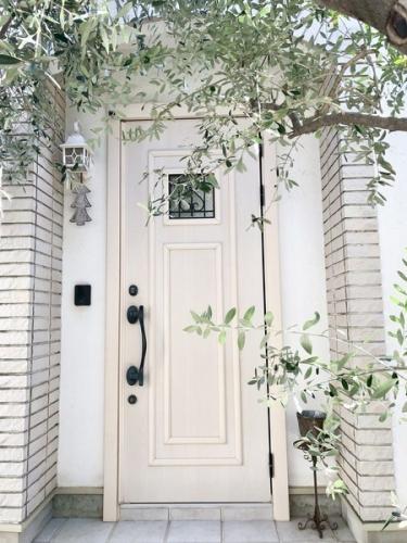 玄関にはオリーブの植栽を配し、玄関扉まわりを華やかに演出しています。