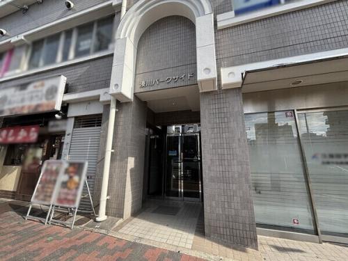 オートロックやモニタ付きインターホンが採用されており、防犯面に配慮されています。