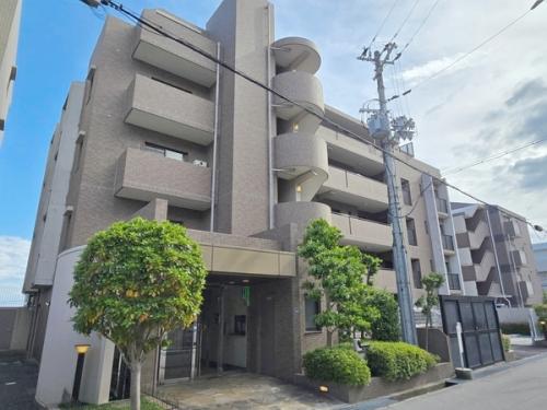 閑静な住宅街にたたずむマンション