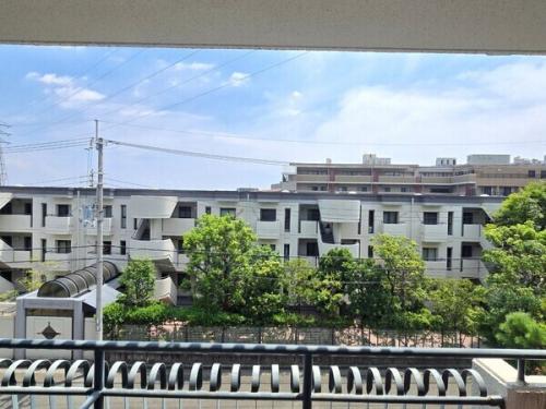 南向き・3階部分　周辺は閑静な住宅街　各階にエレベーターが停止