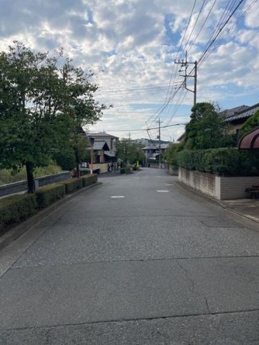 現地前面道路(北西側) 現地前面道路(北西側)