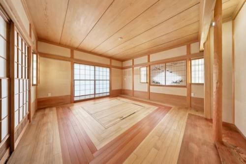こだわりの無垢材をふんだんに使用した応接室