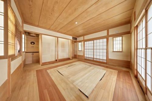 床の間や掘りごたつを設えた応接室約12.5畳