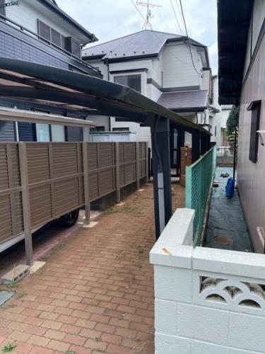 駐車場から見た外観