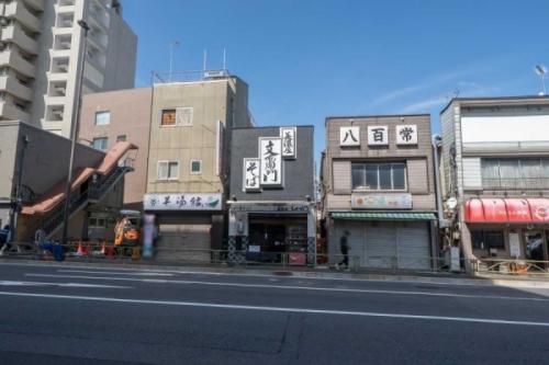 現地（古家あり）：右から3番目のお蕎麦屋さんが該当物件です。