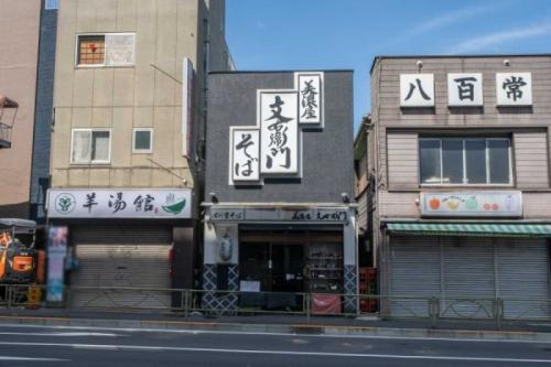 現地（古家あり）：右から2番目のお蕎麦屋さんが該当物件です。