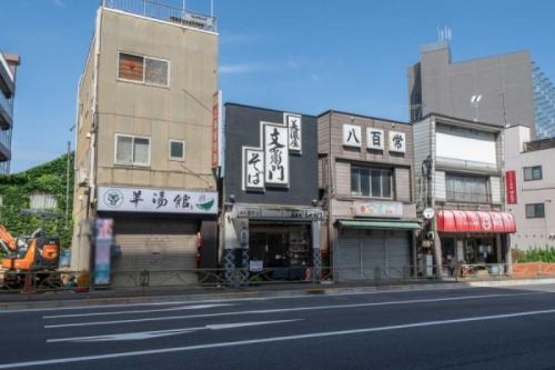 現地（古家あり）：写真中央の蕎麦屋さんが該当物件です。