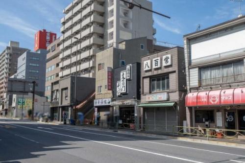 現地（古家あり）：右から2番目のお蕎麦屋さんが該当物件です。