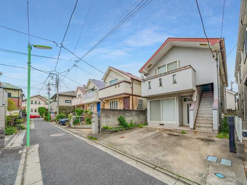 現地（古家あり）：写真右の戸建