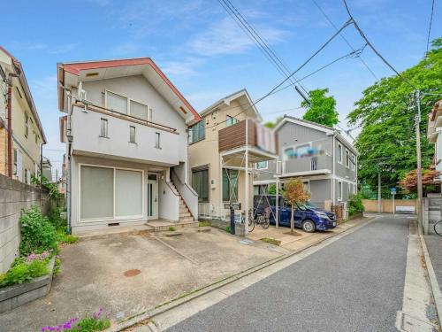 現地（古家あり）：写真左の戸建
